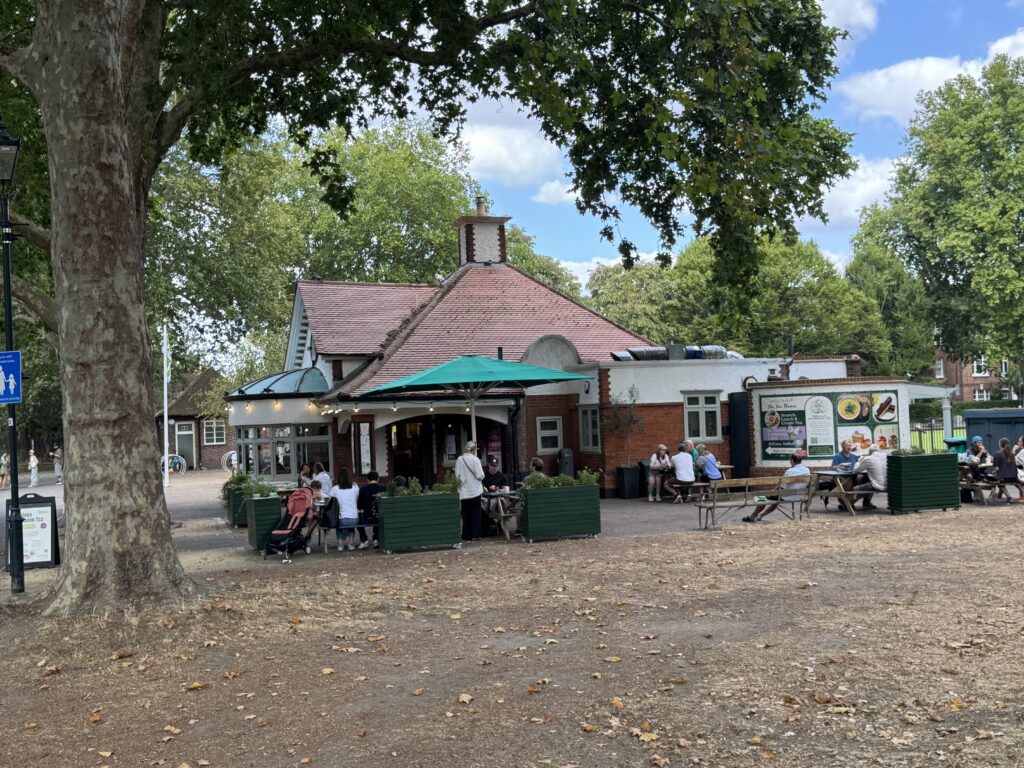 Bishops Park内のカフェ